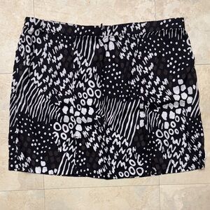 Vans Size Medium Black and White Abstract Mini Skirt